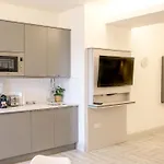 מלון Inchicore Suites *