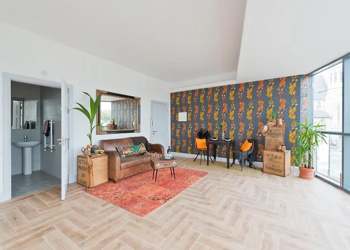 Inchicore Suites מלון *